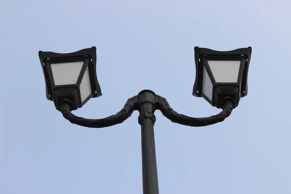 Poste negro de la lámpara de calle contra el cielo — Foto de Stock