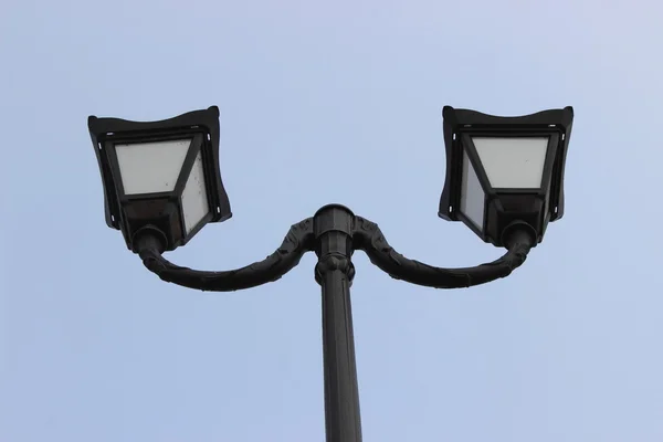 Lampadaire noir contre le ciel — Photo