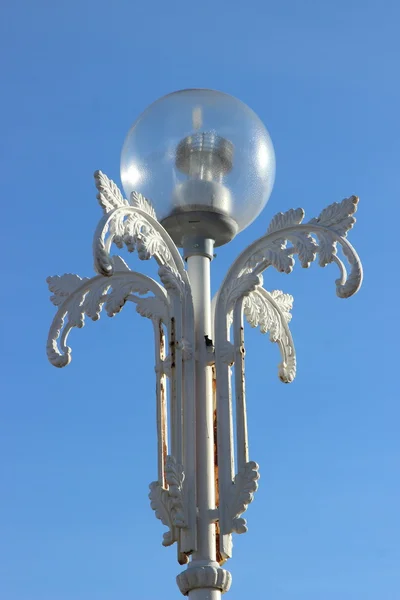 Вулична лампа на фоні блакитного неба — стокове фото