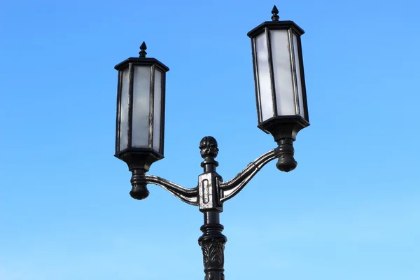 Mavi gökyüzü arka planında sokak lambası — Stok fotoğraf