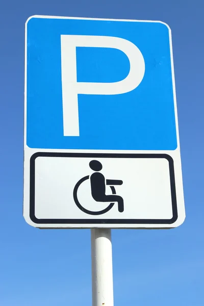 yol işaret gökyüzünde engelli insanlar için park yeri