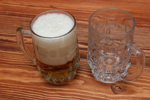 Caneca de cerveja leve na mesa — Fotografia de Stock