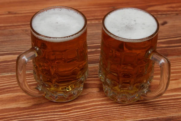 Κούπα από ελαφριές μπύρες στο τραπέζι — Φωτογραφία Αρχείου