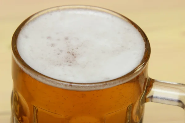 Κούπα από ελαφριές μπύρες στο τραπέζι — Φωτογραφία Αρχείου