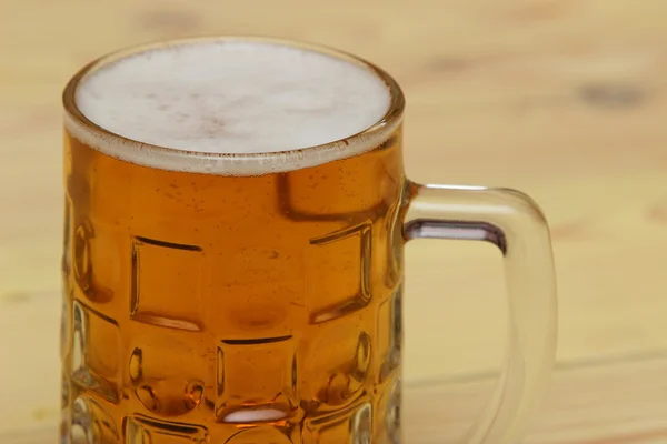 Korsó világos sör az asztalon — Stock Fotó