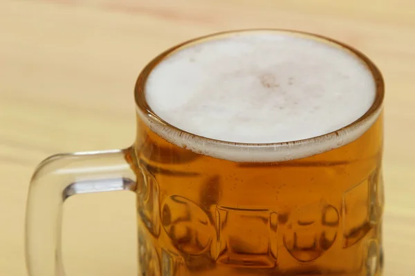 Taza de cerveza ligera en la mesa —  Fotos de Stock