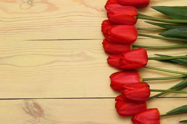 Tulipes rouges sur fond en bois — Photo