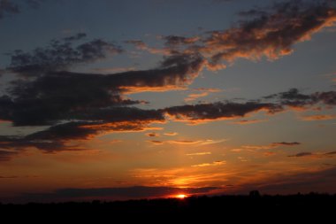 Tarlada güzel bir gün batımı