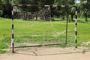 yırtık bir kafes ile eski futbol gol