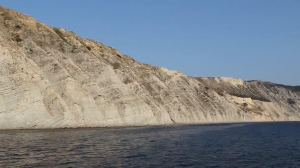 De kust van de Zwarte Zee. Kale rots berg — Stockvideo