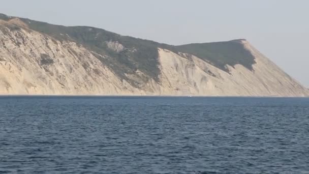 黑海沿岸。秃头的岩石山 — 图库视频影像