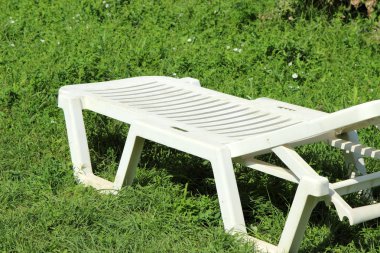 Yeşil çimenlerin üzerinde şezlong