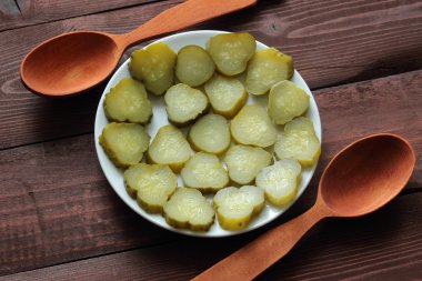 çok lezzetli tuzlu salatalık