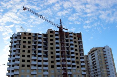 Gökyüzüne karşı inşaat vinci