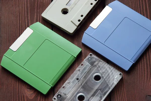 古いコンピューターのディスクやオーディオ テープ — ストック写真