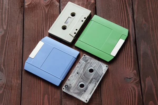 古いコンピューターのディスクやオーディオ テープ — ストック写真