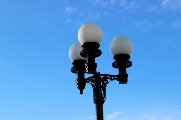 Вулична лампа на фоні блакитного неба — стокове фото