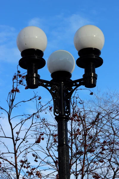 Laterne vor blauem Himmel — Stockfoto