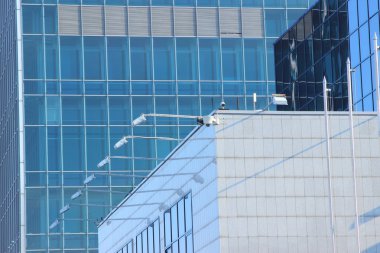 Cam gökdelen üzerinde arka plan mavi gökyüzü