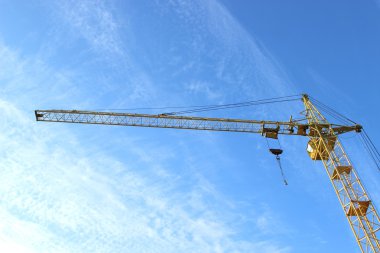 Gökyüzüne karşı inşaat vinci