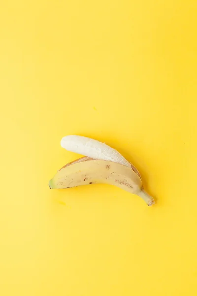 バナナと黄色の背景上のレモン — ストック写真