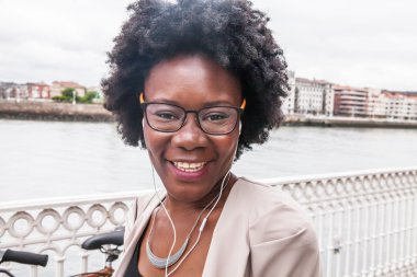 gülümseyen genç Afrikalı kadın