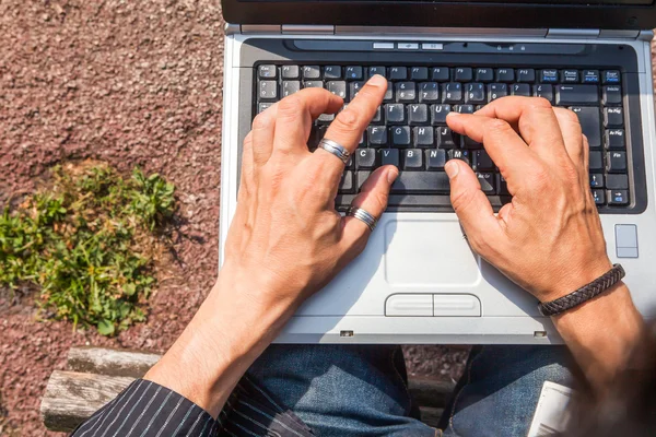 Tangan manusia mengetik laptop — Stok Foto