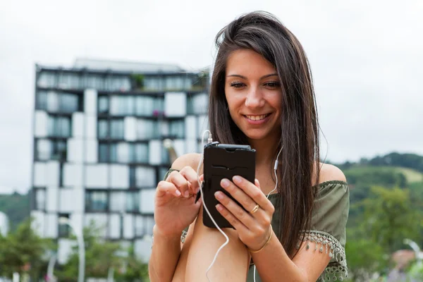 Portrait of young girl in the city — Stock Photo, Image