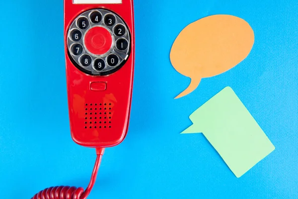 Vintage kırmızı telefon ve konuşma balon — Stok fotoğraf