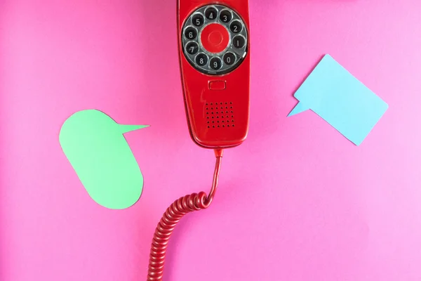 Vintage röd telefon och tal ballons — Stockfoto