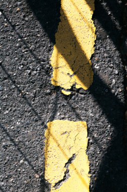 Asfalt ve kırık ve aşınmış boya