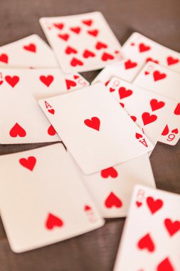 Poker kartları ahşap arka plan üzerinde