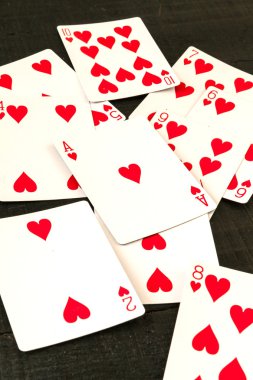Poker kartları ahşap arka plan üzerinde