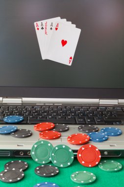 Poker fişleri ve kart üzerinde yeşil bir tablo