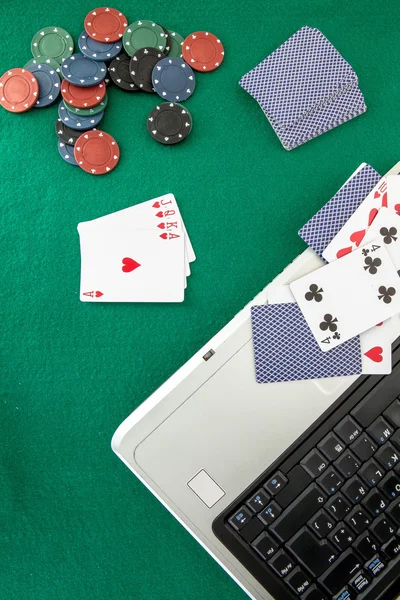 Poker žetony a karty zelený stůl — Stock fotografie