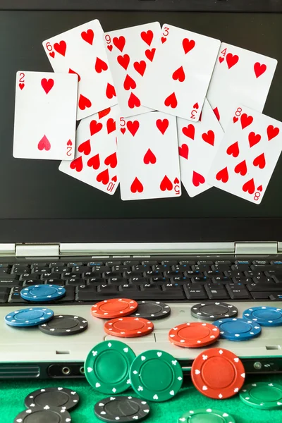 Poker fişleri ve kart üzerinde yeşil bir tablo — Stok fotoğraf