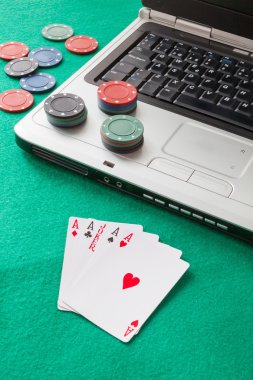 Poker fişleri ve kart üzerinde yeşil bir tablo