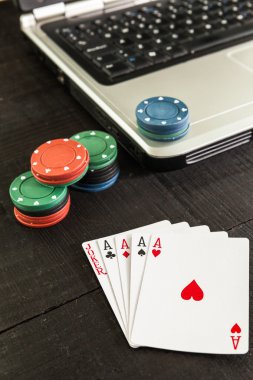 Poker fişleri ve kart üzerinde yeşil bir tablo