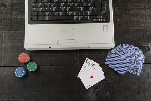 Poker žetony a karty zelený stůl — Stock fotografie