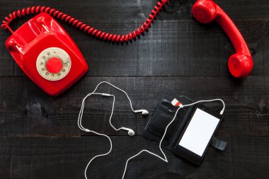 Ahşap arka plan üzerinde kırmızı retro telefon