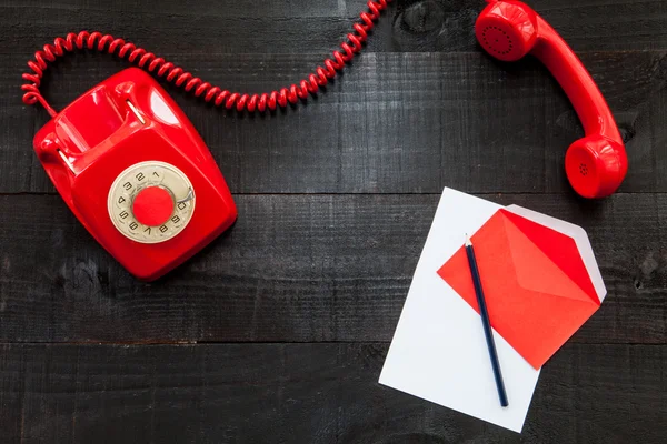Ahşap arka plan üzerinde kırmızı retro telefon — Stok fotoğraf
