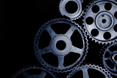 Siyah arka plan üzerine endüstriyel cogwheels
