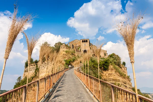 Klokken geluid in de wind op bezems stro in Civita di Bagnoregio — Stockfoto