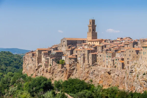 Pitigliano staat op een rots rots van tufsteen — Stockfoto