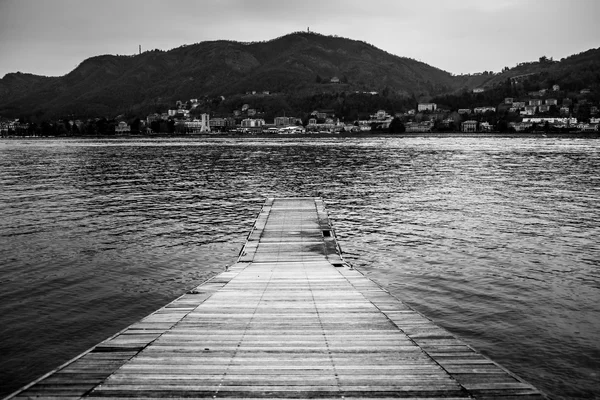 Pier solitário no lago Como — Fotografia de Stock