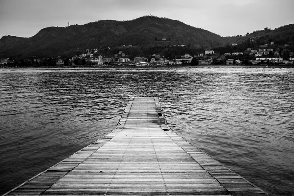Como Gölü üzerinde yalnız Pier