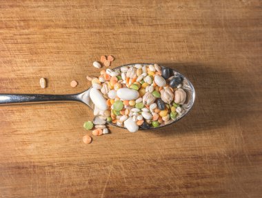 her türlü Ahşap doğrama tahtası üzerinde bir kaşık içinde baklagiller