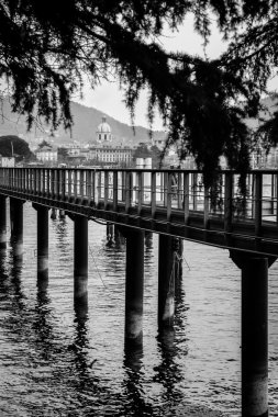 İskele ayağı Como'nun manzara önünde