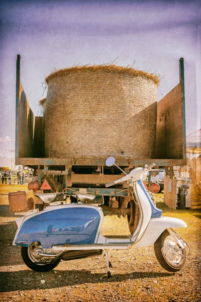 Baal hooi & Italiaanse vintage scooter — Stockfoto