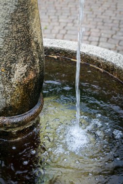 Bir taş standpipe Sıçrayan su damlaları